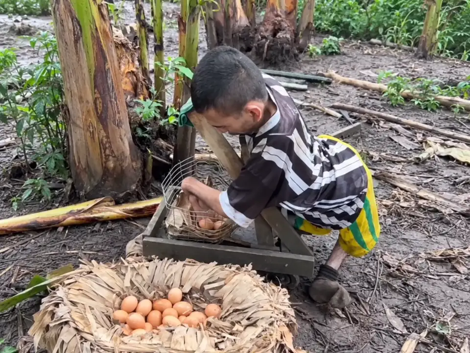 Goyito handling eggs beside his wooden cart, adapted from campaign footage